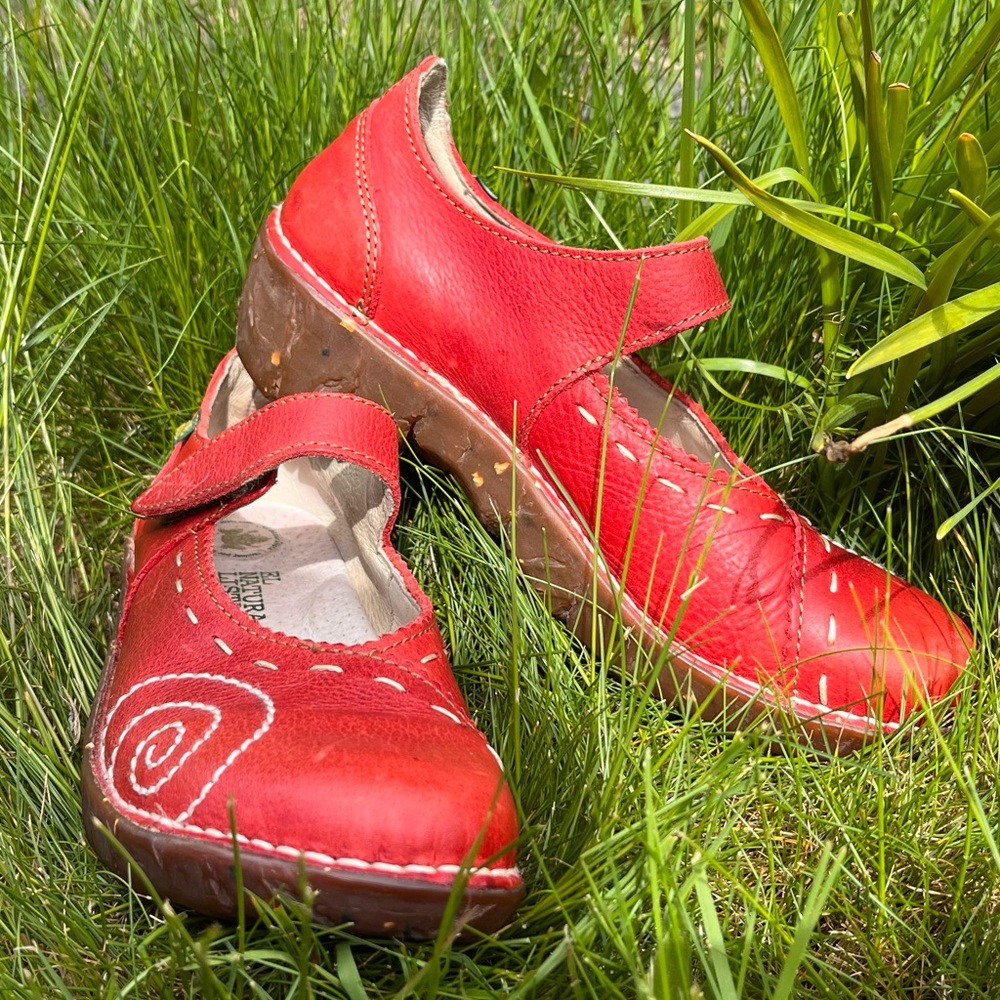 El Naturalista Red Mary Janes size 37
